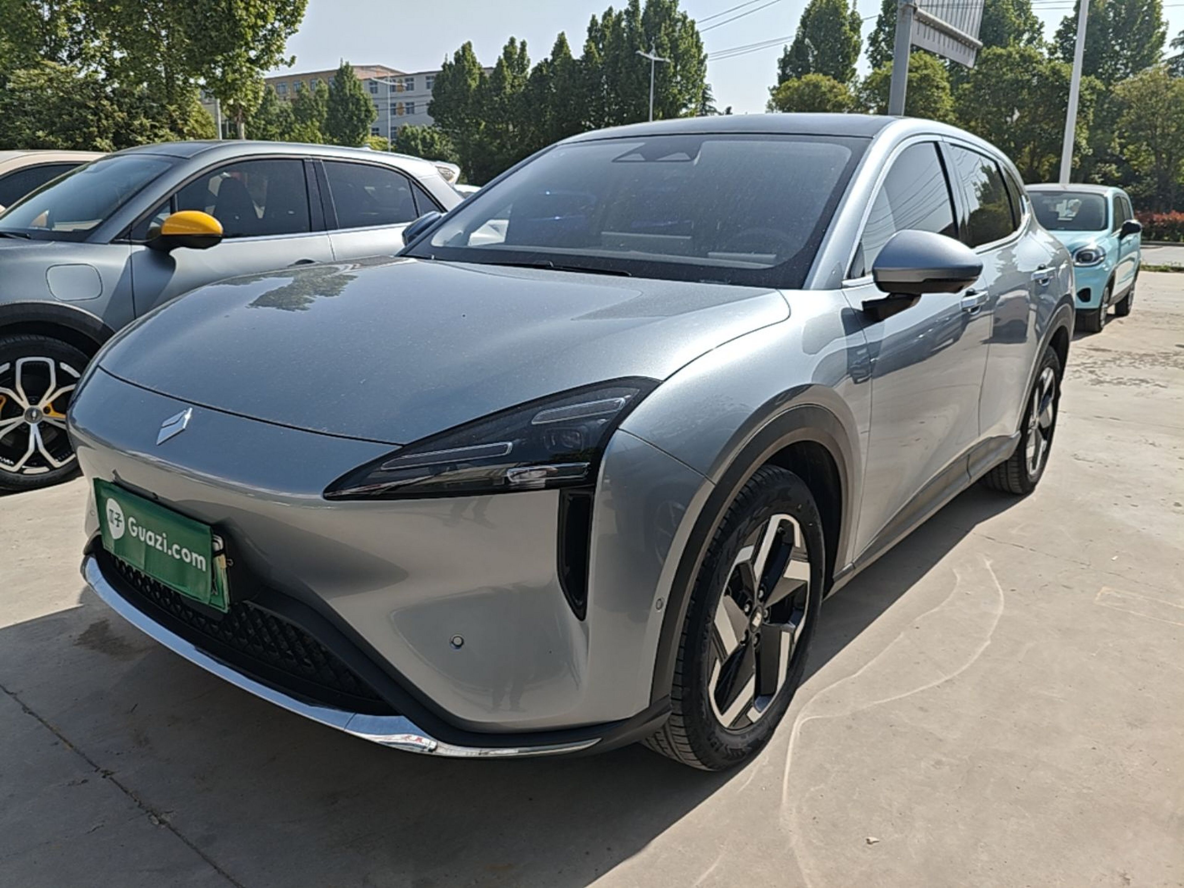 Под передней частью автомобиля