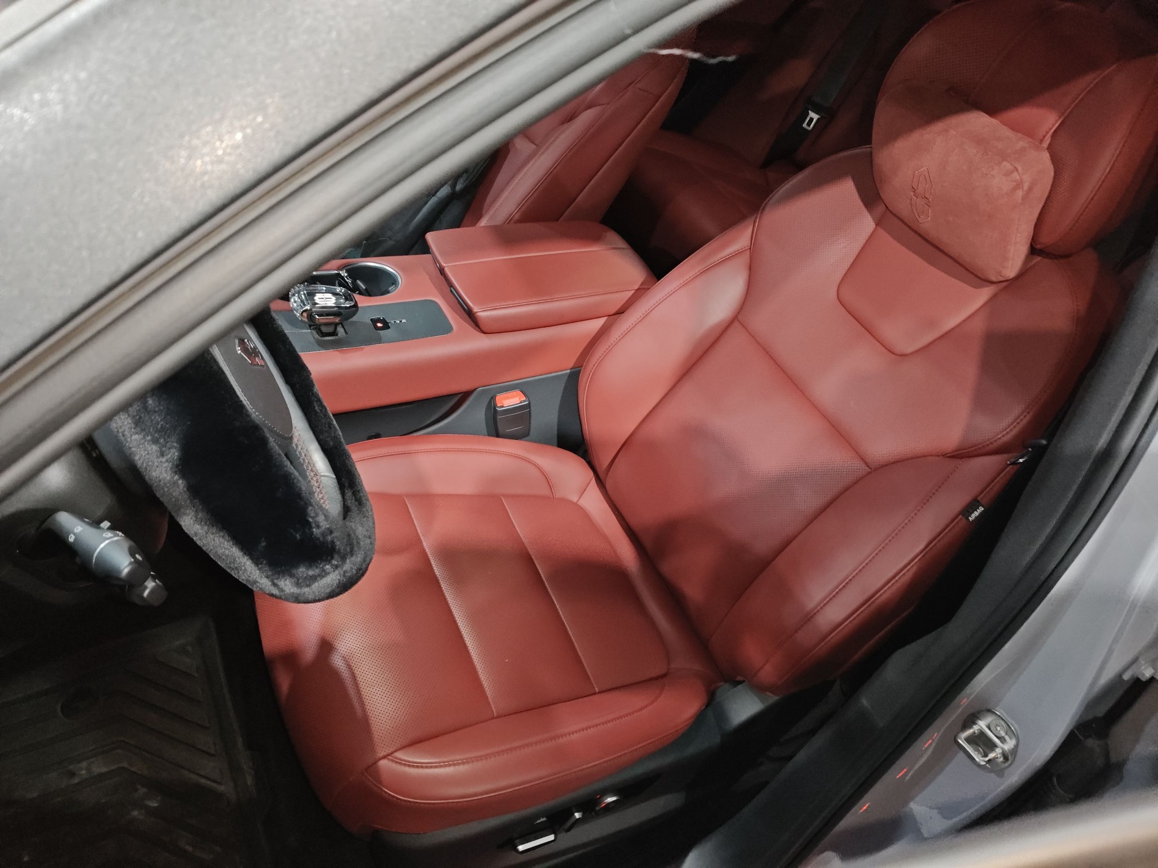 المقاعد الأمامية داخل السيارة