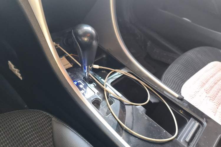 Used Hyundai Sonata 2011 2.0L Automatic Leading Edition Gear Lever