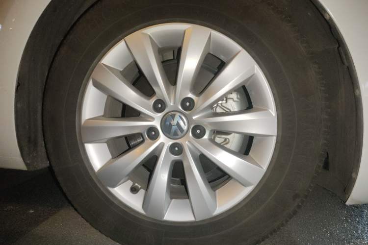 Used Volkswagen Beetle 2015 180TSI model Right Front Wheel Hub