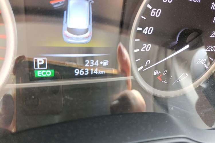 Used Nissan Tiida 2016 1.6L CVT Smart Drive Edition Odometer Close Up