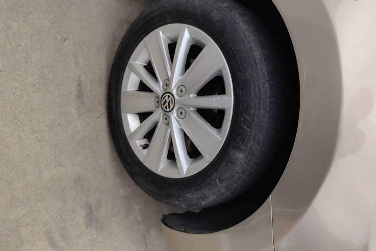 Used Volkswagen Jetta 2013 1.6L Automatic Comfort Model Right Front Wheel Hub