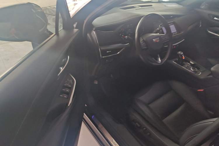 Used Cadillac XT4 2018 28T Two-Wheel-Drive Luxury Model
