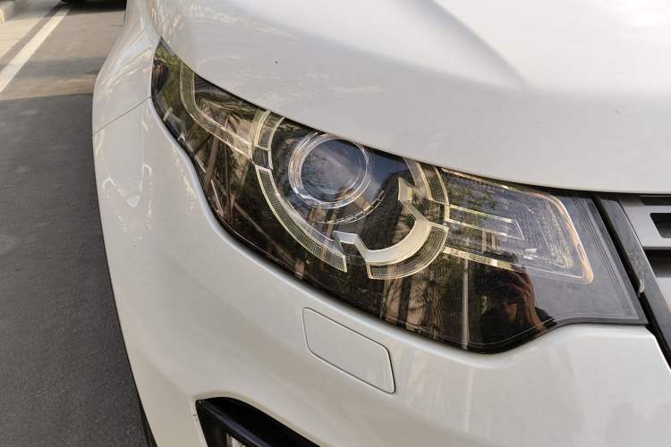 Used Land Rover Discovery Sport 2018 240 PS SE Version Right Front Headlight