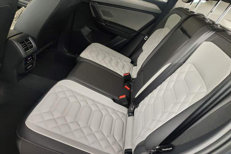 Used Volkswagen Tayron 2023 Revised Version 380TSI All-Wheel Drive R-Line High-Energy Edition Left Rear Seat