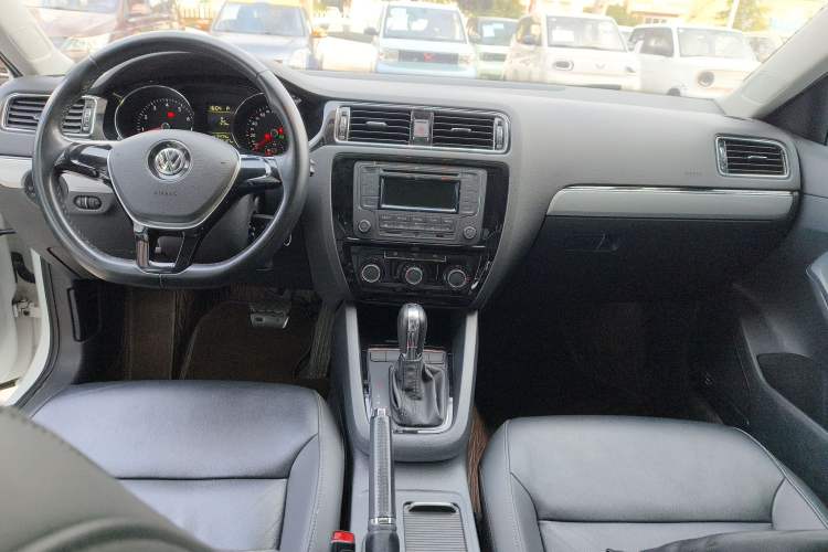 Used Volkswagen Sagitar 2015 230TSI Automatic Comfort Version Center Console