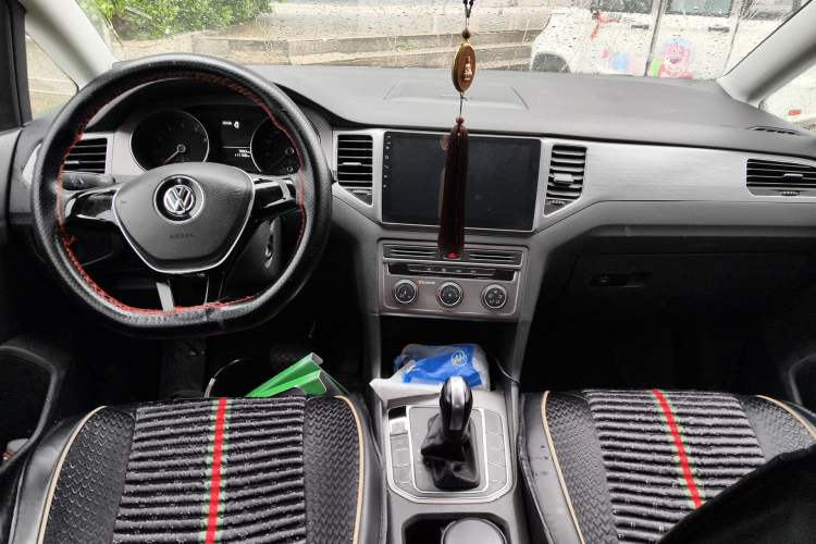 Used Volkswagen Golf Sportsvan 2016 1.6L Automatic Comfort Model Center Console