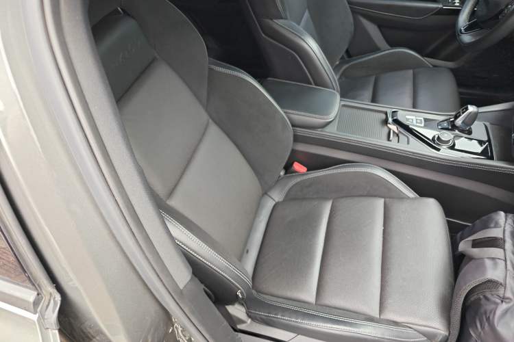 Used Lynk & Co 03 2022 2.0TD DCT JingPro Right Front Seat