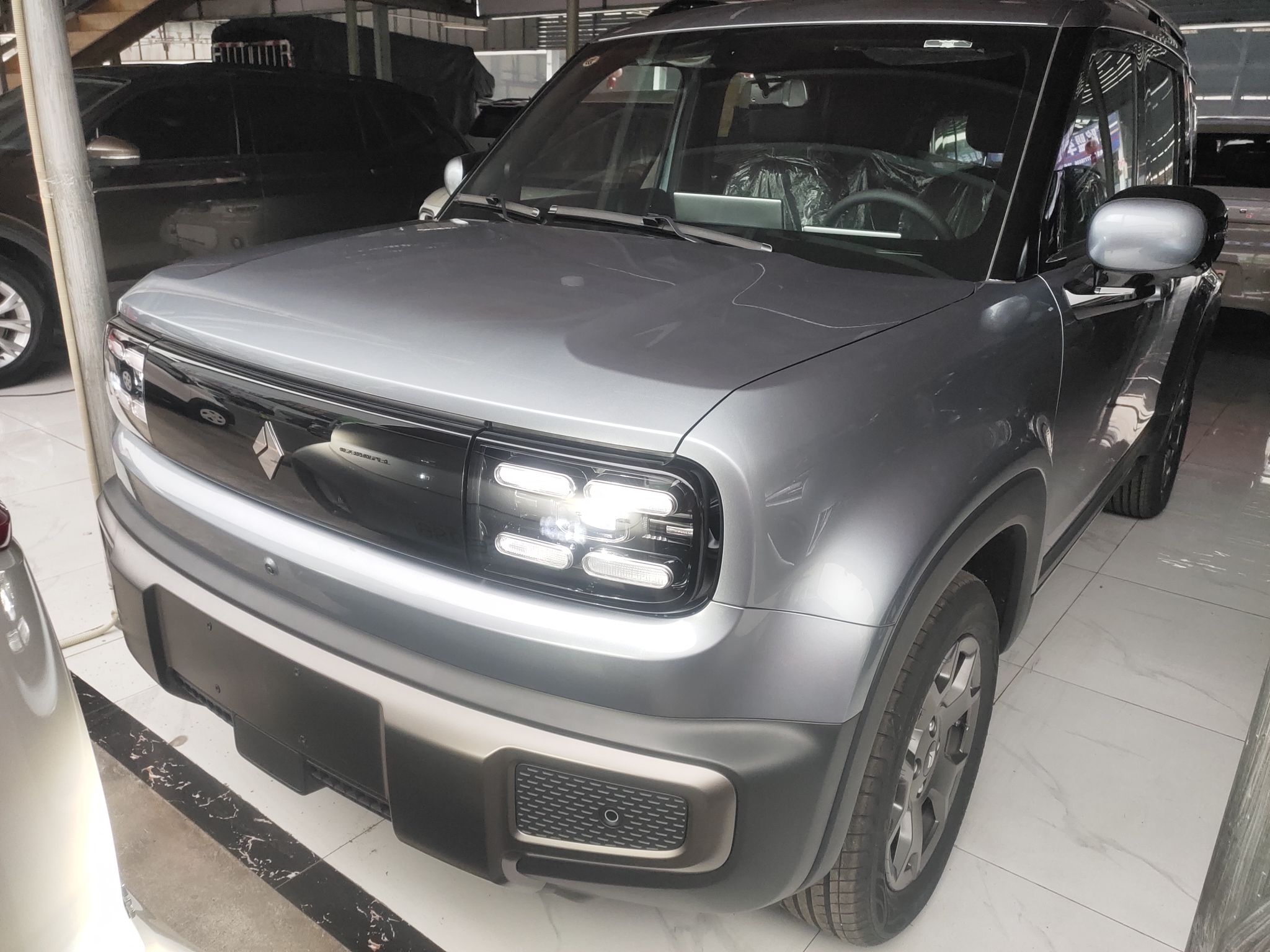 تحت مقدمة السيارة