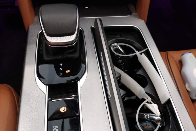 Used Hongqi HS7 PHEV 2025 Model 2.0T PHEV Four-Wheel Drive 2 Million Units Commemorative Edition 6-Seater