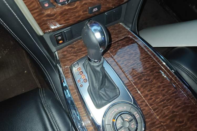 Used Nissan Patrol 2018 4.0L Automatic 7-Seater Middle East Version Gear Lever