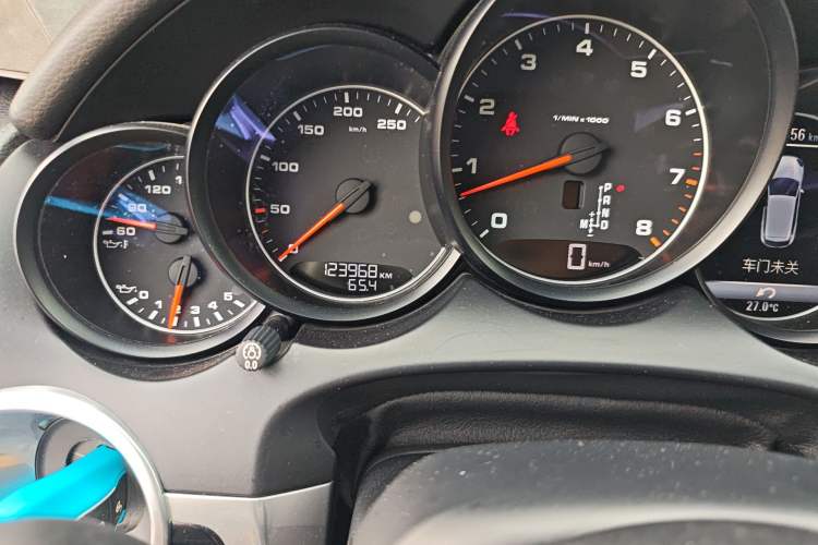 Used Porsche Cayenne 2015 Cayenne 3.0T Odometer Close Up