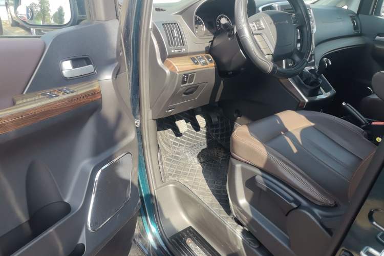 Used FORTHING Lingzhi PLUS 2021 Travel Edition 2.0L Manual Luxury 7-Seater

