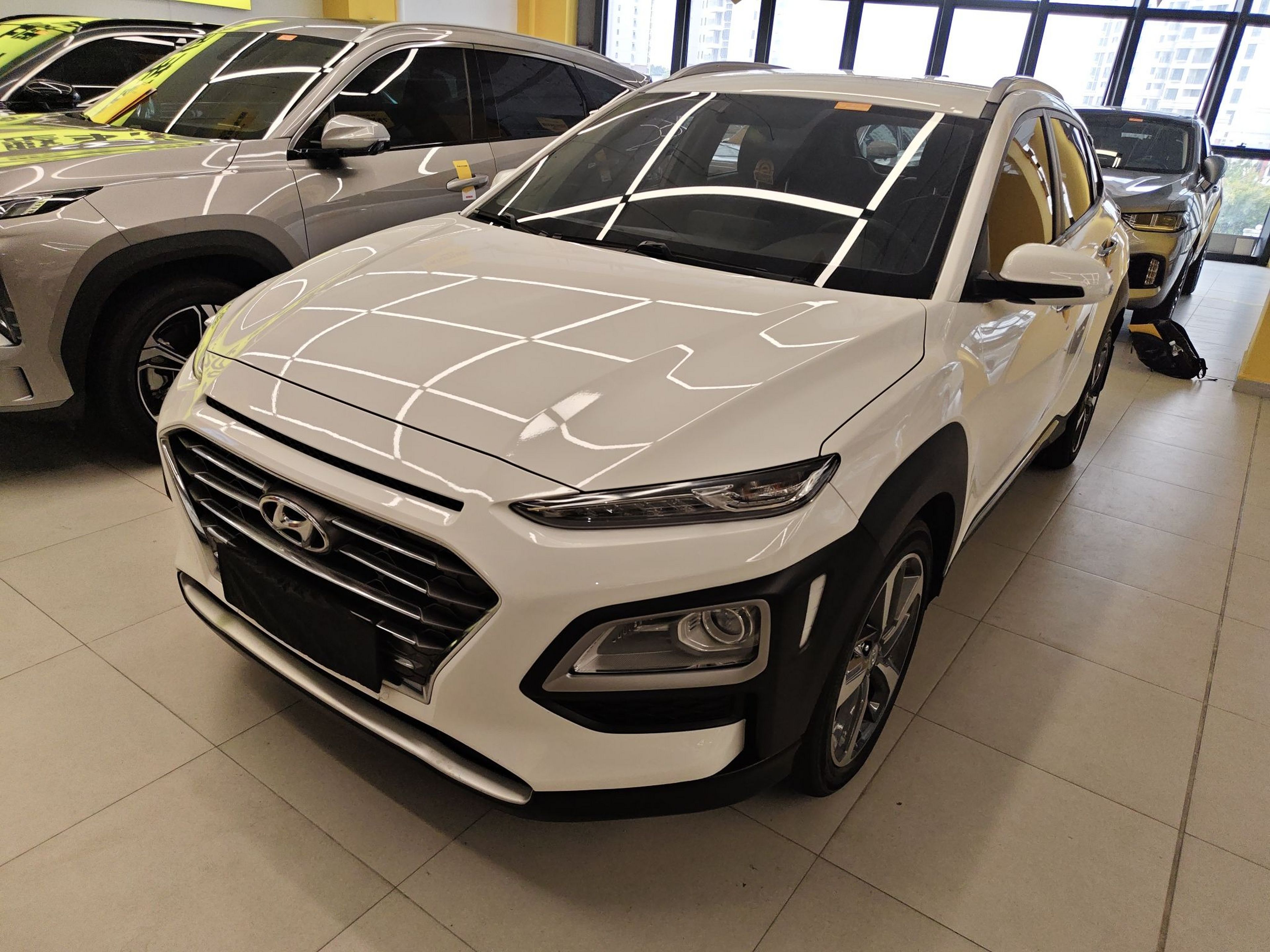 Под передней частью автомобиля