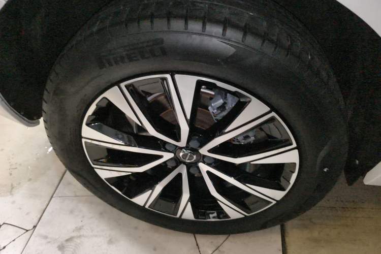 Used Volvo XC60 2023 B5 4x4 Smart Luxury Edition Exterior 5