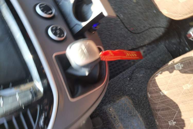 Used SAIC MAXUS Xintu V80 2021 2.0T Manual Classic Aoyuntong Short Wheelbase Ultra-Low Roof 5/6-Seater
