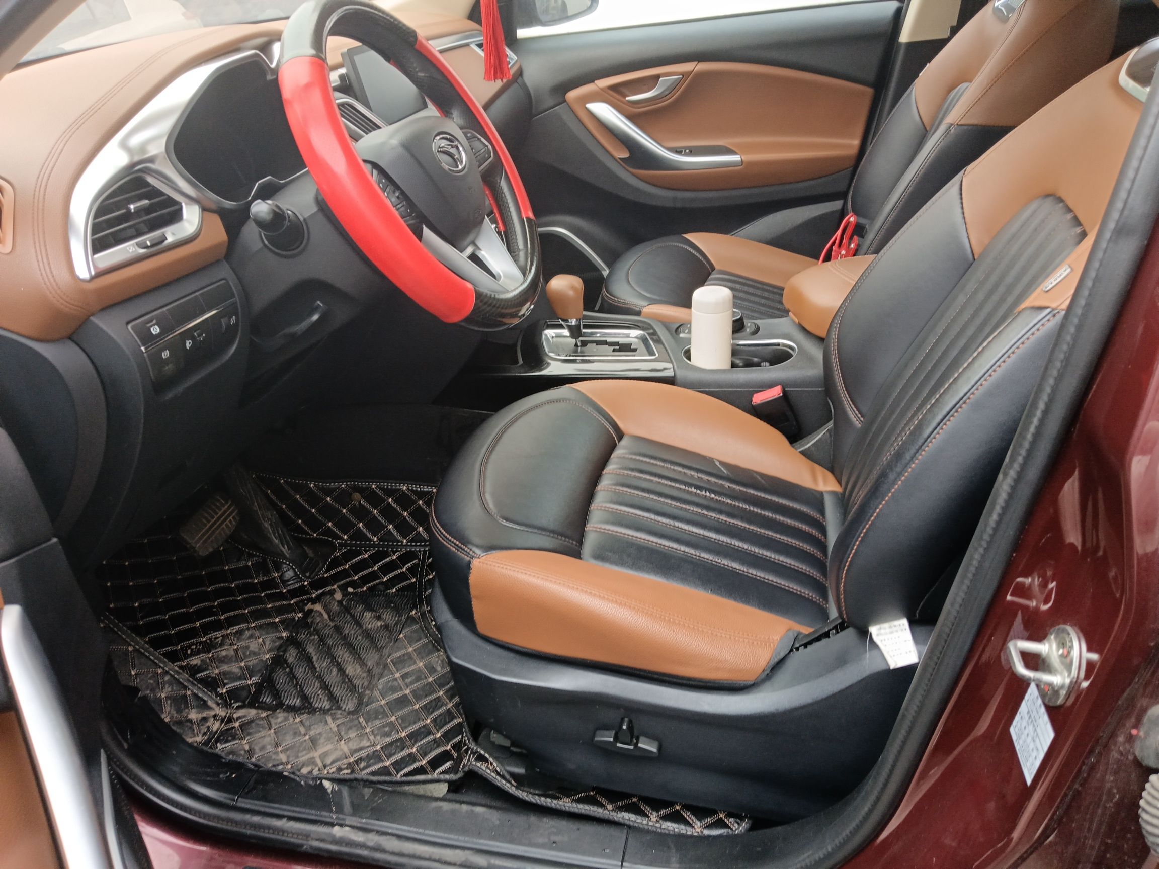 المقاعد الأمامية داخل السيارة