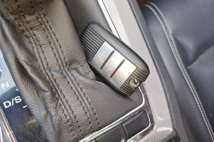 Used Roewe RX5 2016 20T Two-Wheel Drive Automatic Internet Smart Edition Vehicle Key