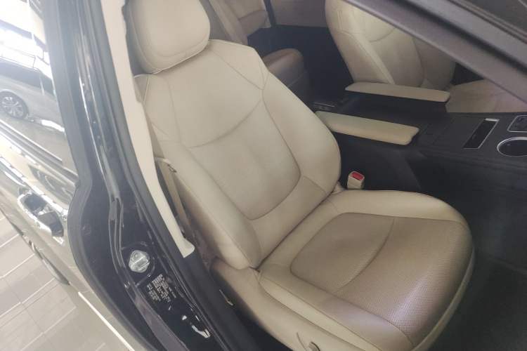 Used Toyota Granvia 2023 2.5L Hybrid Prestige PLUS Edition Right Front Seat