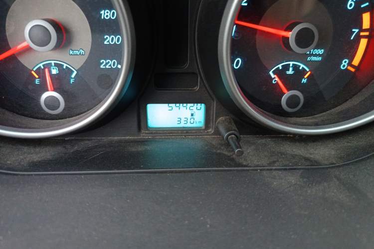 Used Buick Excelle 2013 1.5L Manual Classic Model Odometer Close Up