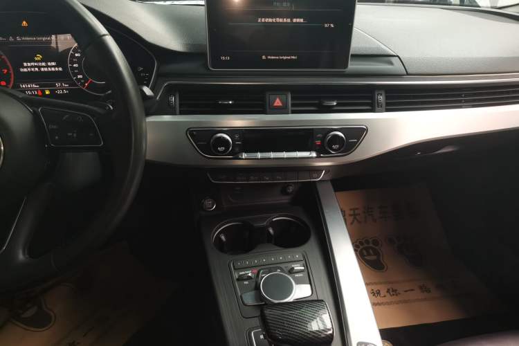Used Audi A4L 2019 40 TFSI Fashion Edition China VI Emission Standard Audio And AC Panel