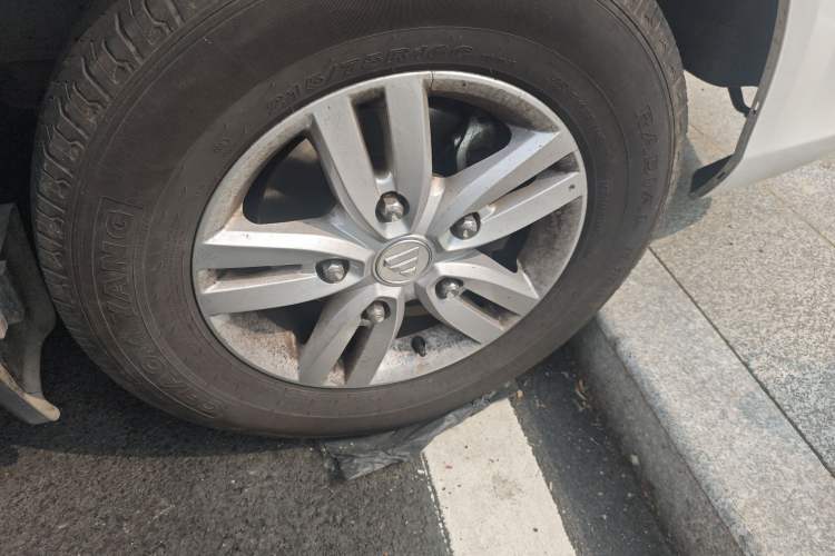 Used Foton Toano 2024 Small Passenger Comfort Version Cummins 2.8T Manual Transmission Long Wheelbase Mid-Roof Design Rear Single Tire 9-Seater