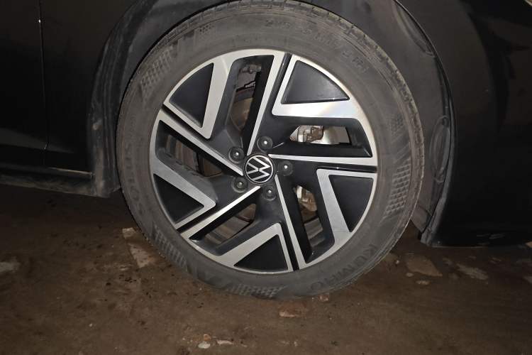 Used Volkswagen Sagitar 2023 300TSI DSG Excellence Edition Right Front Wheel Hub