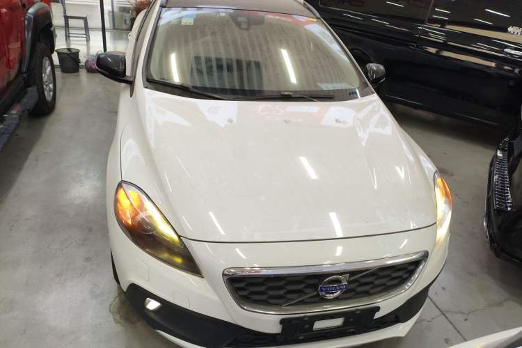 Used Volvo V40 2015 Cross Country T5 AWD Smart Luxury Edition