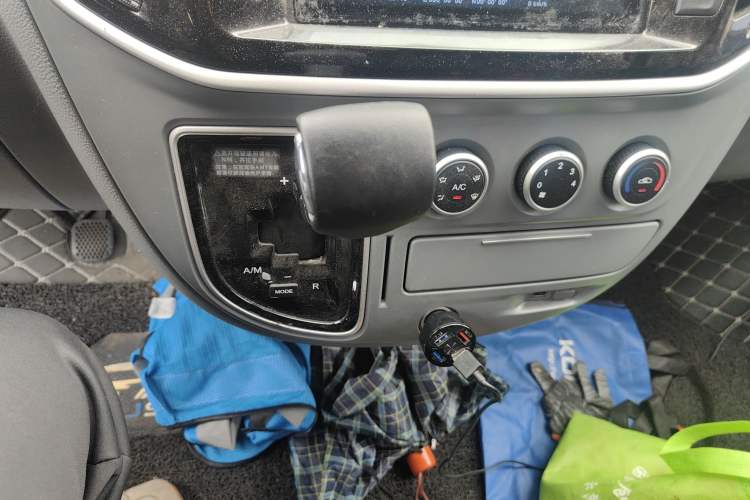 Used SAIC MAXUS Xintu V80 2019 2.5T Classic AMT Aoyuntong Short Wheelbase Mid-Roof 5/6-Seater Gear Lever