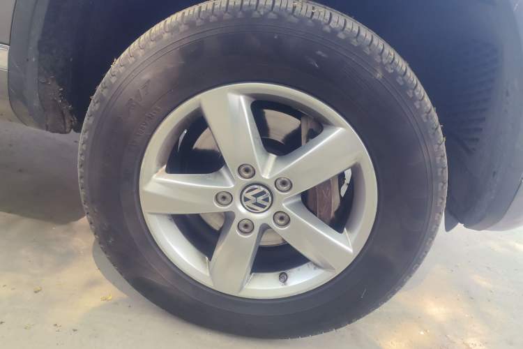 Used Volkswagen Touareg 2011 3.0 TSI Comfort Version Right Front Wheel Hub