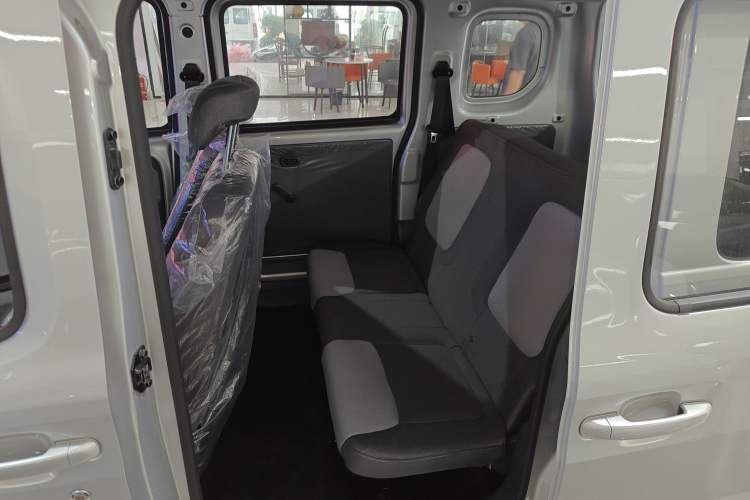 Used Wuling Zhiguang New Energy 2025 Model 305km Ambitious Edition Left Rear Seat