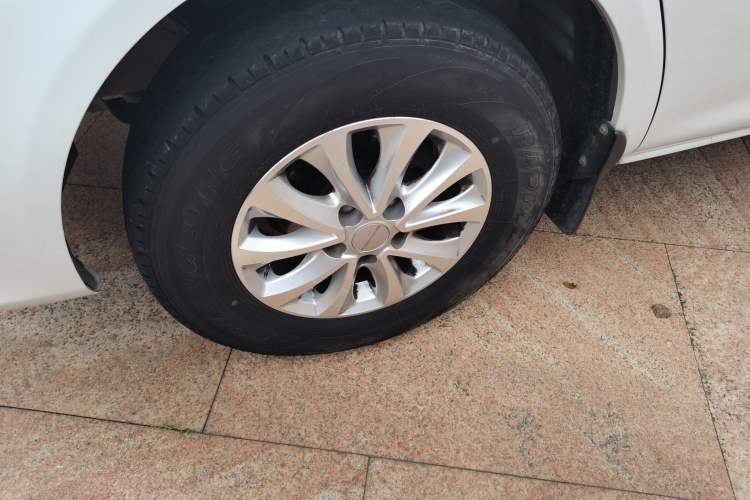 Used FORTHING Lingzhi M5 2022 Standard Version Base Model 7 Seats Exterior 4