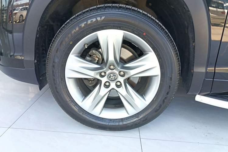 Used Toyota Highlander 2018 2.0T Four-Wheel Drive Luxury Version 7 Seats China VI Standard Left Front Wheel Hub