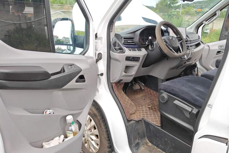 Used SAIC MAXUS Xintu V90 2024 ZhiJie 2.0T Automatic Front-Wheel-Drive Short Wheelbase Mid-Height Design with Single Rear Tire—5/6 Seater