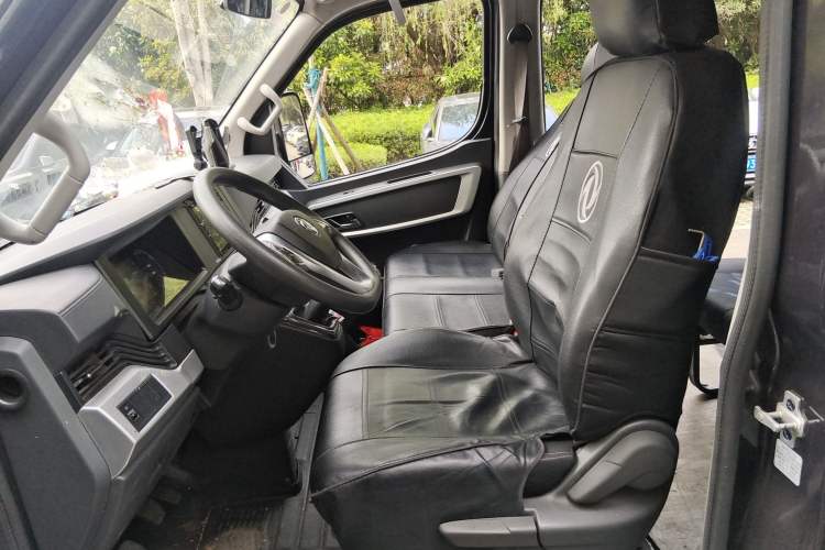 Used Dongfeng Yufeng 2023 V9+ 2.0T Manual Front-Wheel-Drive Multi-Function Mid-Roof Van with 7/8/9 Seats Left Front Seat