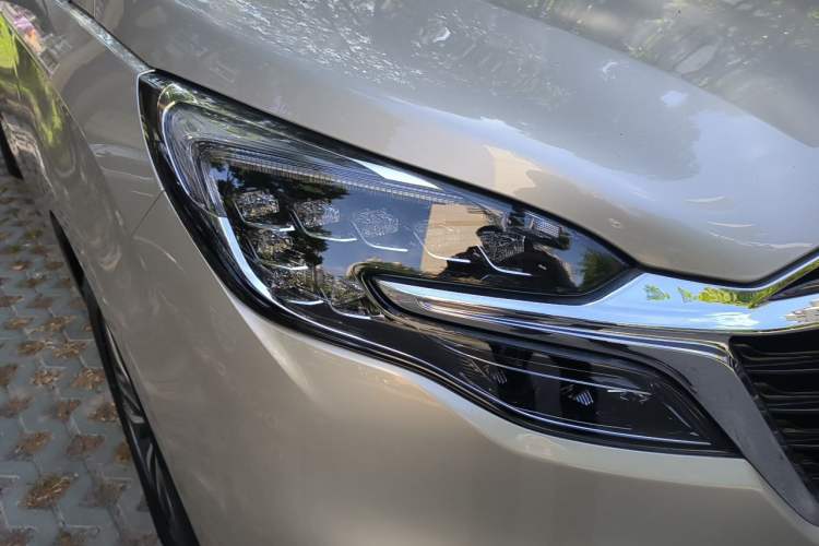 Used Buick GL8 2022 ES Landtrek 653T Luxury Edition