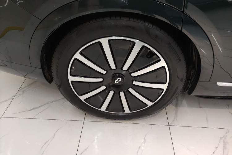 Used Hima AITO M9 2025 Extended-Range Ultra Version 52 kWh 6-Seater Right Rear Wheel Hub