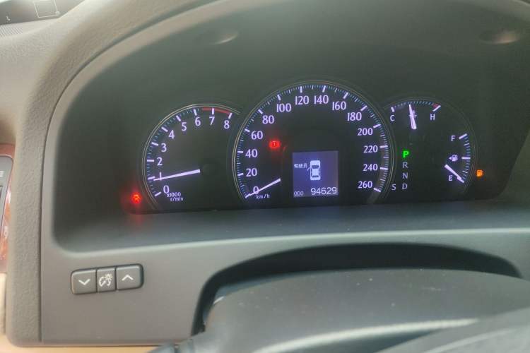 Used Toyota Crown 2012 2.5L Royal Odometer Close Up
