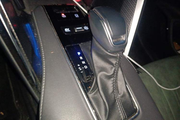 Used Toyota Venza 2023 2.5L Smart Electric Hybrid Dual-Drive Prestige Version
