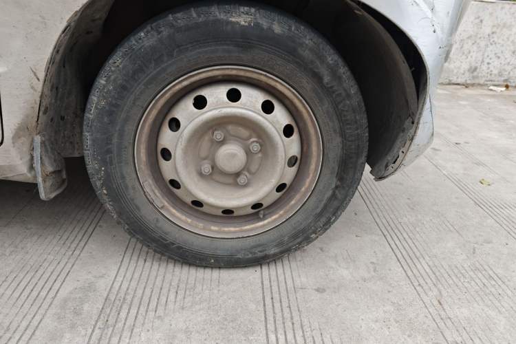 Used Wuling Hongguang V 2021 1.5L Jingqu Edition Enclosed-Window Vehicle LAR Right Front Wheel Hub