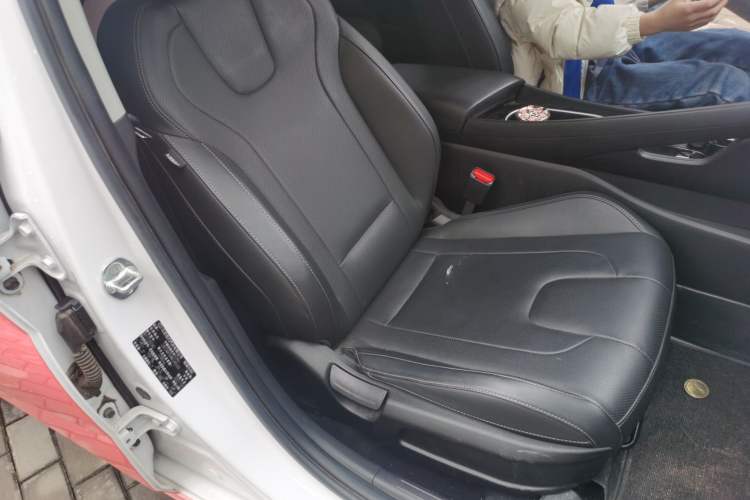 Used Hyundai Elantra 2021 1.5L CVT LUX Prestige Edition Right Front Seat