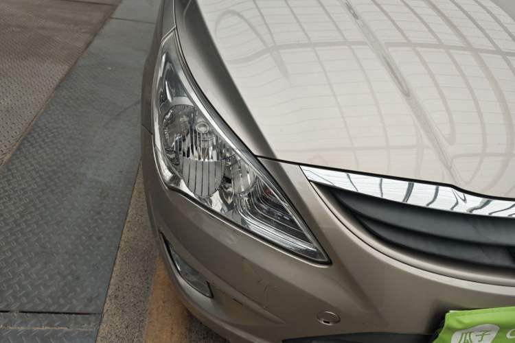 Used Hyundai Verna (older generation) 2010 Sedan 1.4L Manual Comfort GS Right Front Headlight