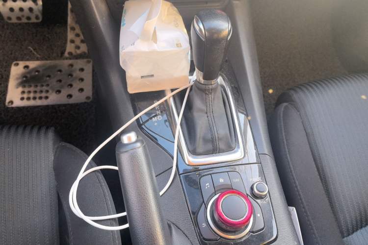 Used Mazda 3 Axela 2014 Sedan 1.5L Automatic Luxury Model
