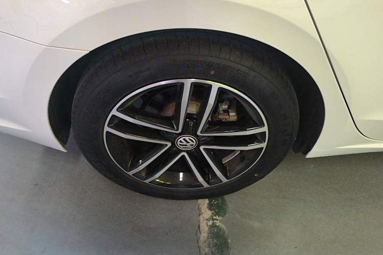 Used Volkswagen Lamando 2021 Facelift 280TSI DSG Comfort Edition (Manual Air Conditioning) Right Rear Wheel Hub