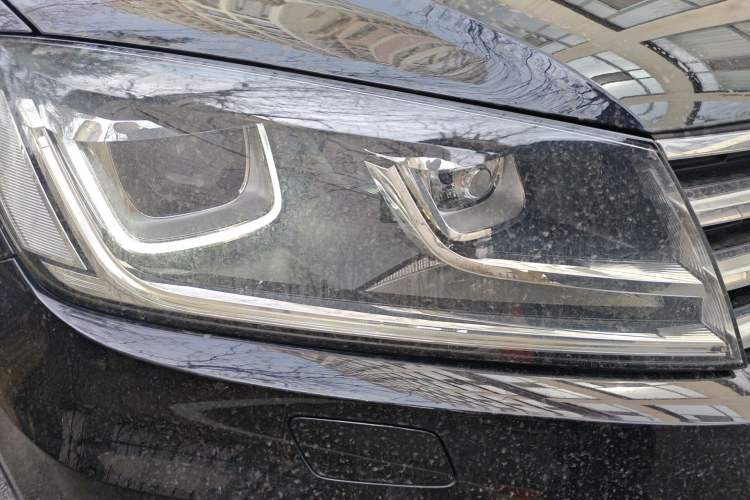 Used Volkswagen Touareg 2017 3.0 TSI Touareg Model Right Front Headlight