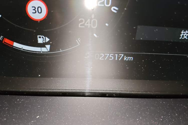 Used Land Rover Defender 2025 110 3.0T P400 X-Dynamic SE Odometer Close Up