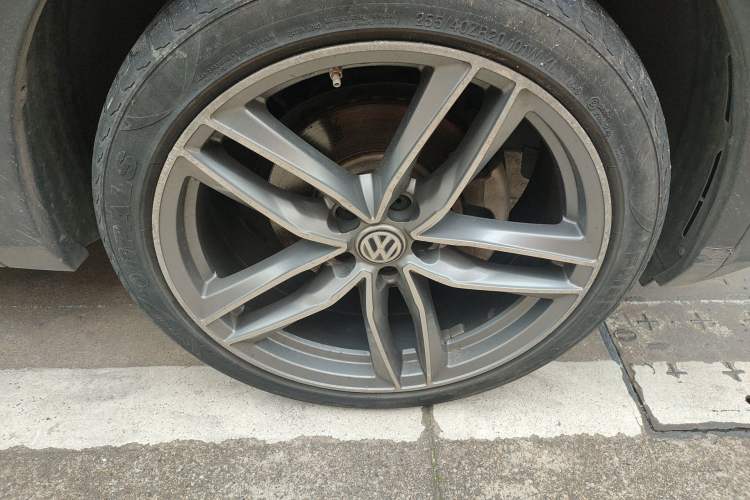 Used Volkswagen Tiguan L 2017 380TSI Automatic All-Wheel-Drive Luxury Edition Right Front Wheel Hub