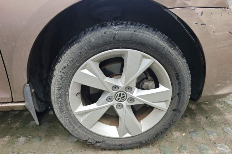 Used Volkswagen Bora 2014 1.6L Manual Comfort Model Right Front Wheel Hub