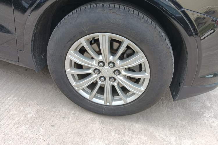 Used Cadillac XT5 2016 28T Four-Wheel Drive Tech Version Right Front Wheel Hub