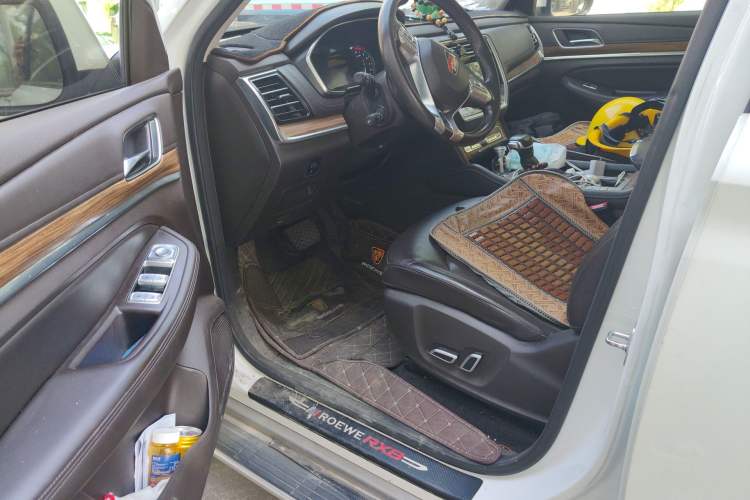 Used Roewe RX8 2018 30T Smart Connectivity Two-Wheel Drive Flagship Edition Interior 3